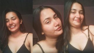 Indian Girlfriend Showing Pussy & Fucking Ass